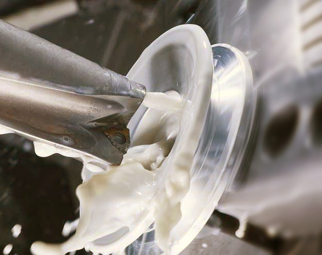 在全合成、半合成金属切削液与油性切削油当中该怎样选择呢?